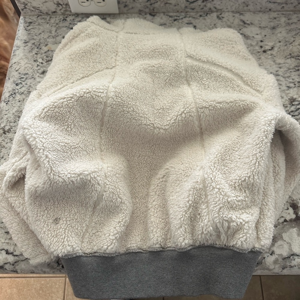 lululemon athletica “reversible short and sweet Sherpa” - Picture 3 of 4